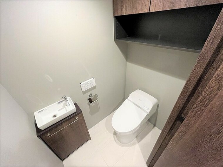 トイレには機能的で便利な収納棚を完備、快適な温水洗浄便座付です。