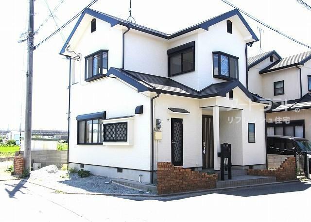 外観写真 全面リフォーム工事完了済み、ご入居後も安心の保険付き安心R住宅です。車1台駐車可能。