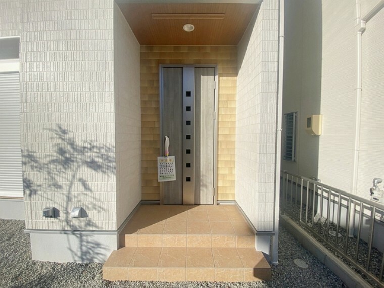 玄関 おしゃれな玄関ドアは小窓付きなので、明るい玄関でお客様をお迎えできます！