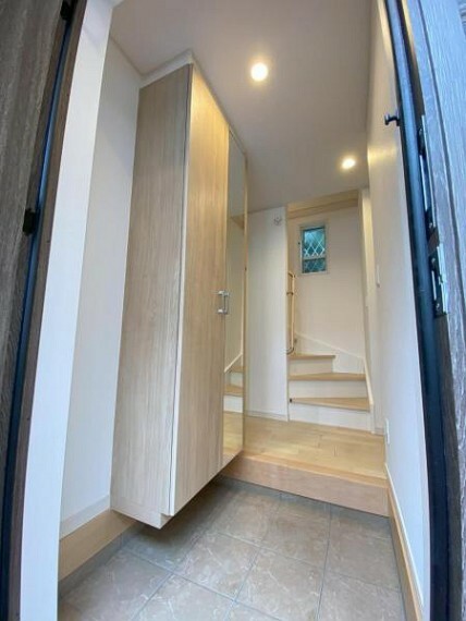 玄関 散らかりがちな玄関スペースはトールサイズの下足収納を完備でいつでもスッキリとした空間を保てます！