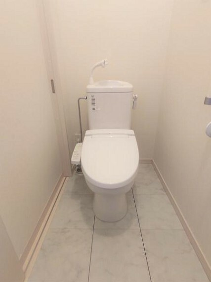 トイレ 【リフォーム済】1階のトイレを撮影しました。トイレは新品に交換いたしました。直接お肌に触れる部分なので、新品だと嬉しいですね。便座は温度調整ができるので、寒い冬場でも安心して利用できます。