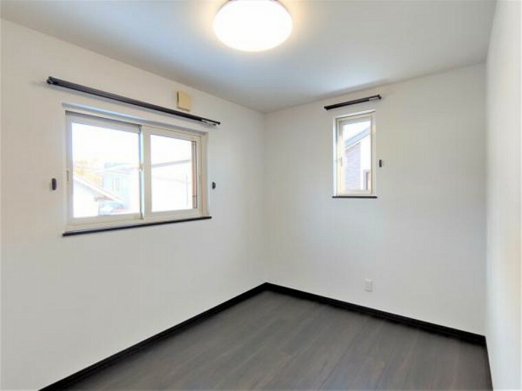 【リフォーム済】2階北東側4.56帖洋室を撮影しました。床はクリーニングを実施し、壁のクロスは張替え済みです。お子様のお部屋にちょうど良いサイズではないでしょうか。
