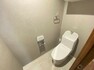 トイレ シンプルでシャープなフォルムは、そのデザイン性だけでなく汚れが拭きやすくお手入れ簡単です。白を基調としたウォシュレットトイレは清潔感あるプライベート空間を演出します。