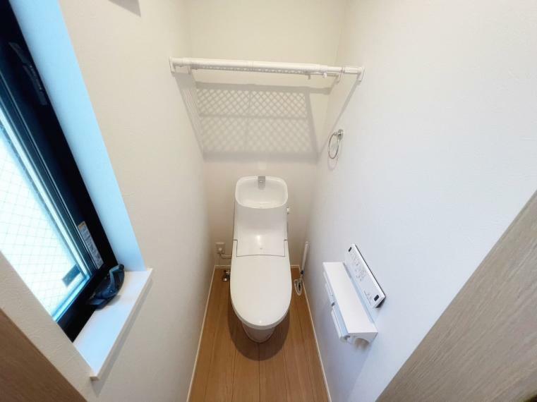 トイレ 小窓がある明るく清潔感のある衛生的な空間
