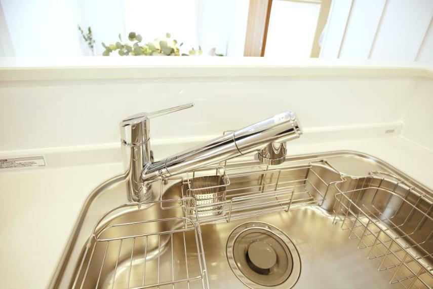 キッチン 浄水機能付水栓（キッチン） ワンタッチで水流調整が可能。浄水器一体型なのでキレイな水をいつでも利用できます。 ※カートリッジは定期的な交換が必要（有償）