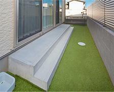 土間ステップ　庭スペースに土間ステップを標準採用。リビングの掃き出し窓から直接庭スペースに出ることができます。