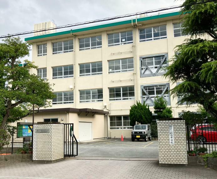 中学校 福岡市立城西中学校 野球・サッカー・バスケットボール・陸上競技・吹奏楽・などの部活動があります。