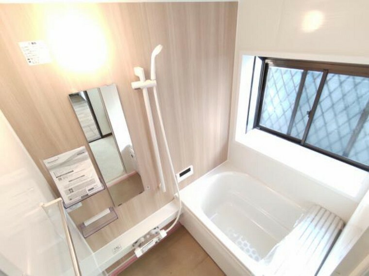浴室 【リフォーム完了】浴室はハウステック製の新品のユニットバスに交換しました。浴槽には滑り止めの凹凸があり、床は濡れた状態でも滑りにくい加工がされている安心設計です。