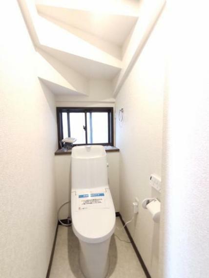 トイレ 【リフォーム完了】トイレはTOTO製の温水洗浄機能付きに新品交換しました。表面は凹凸がないため汚れが付きにくく、継ぎ目のない形状でお手入れが簡単です。節水機能付きなのでお財布にも優しいですね。