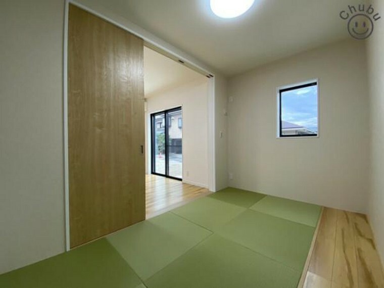 和室 5帖の和室　リビングに隣接した和室は小さなお子様の遊び場や洗濯物を畳んだりとミセスコーナーとしても使えます。