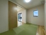 和室 5帖の和室　リビングに隣接した和室は小さなお子様の遊び場や洗濯物を畳んだりとミセスコーナーとしても使えます。
