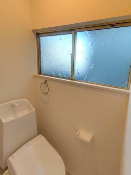 トイレ 【トイレ:リフォーム済】床はクッションフロアを張り替え、壁と天井はクロスを張り替えました。便器はジャニス製のものに新品交換しました。