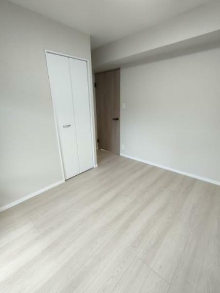 洋室 ・bedroom　5.8帖 全てのお部屋に収納を備え、空間を広くお使いいただけます。