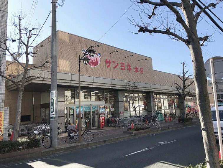 スーパー 現地から740m～780m。　サンヨネ魚町本店　豊橋市を中心に東三河地方に店舗を展開しています。おいしくて新鮮、安全な食品を可能な限りお安く提供することがモットーのスーパーです。■営業時間10:00～19:00（HPより）