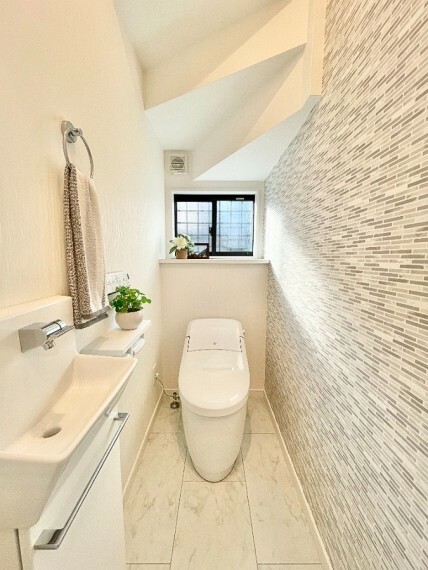 1階トイレ　快適な温水洗浄暖房便座　独立型手洗い場