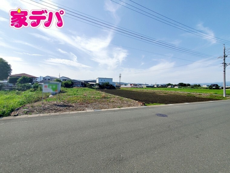 現況写真 前面道路も広く駐車の際もゆとりをもって駐車できます。