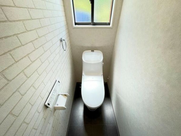 トイレ （トイレ）汚れが付きにくい温水洗浄便座。