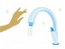 タッチレスハンドシャワー水栓　センサーに手をかざすだけで水が出るタッチレス水栓。汚れた手で水栓に触れないため、調理中やウイルス対策に便利です。