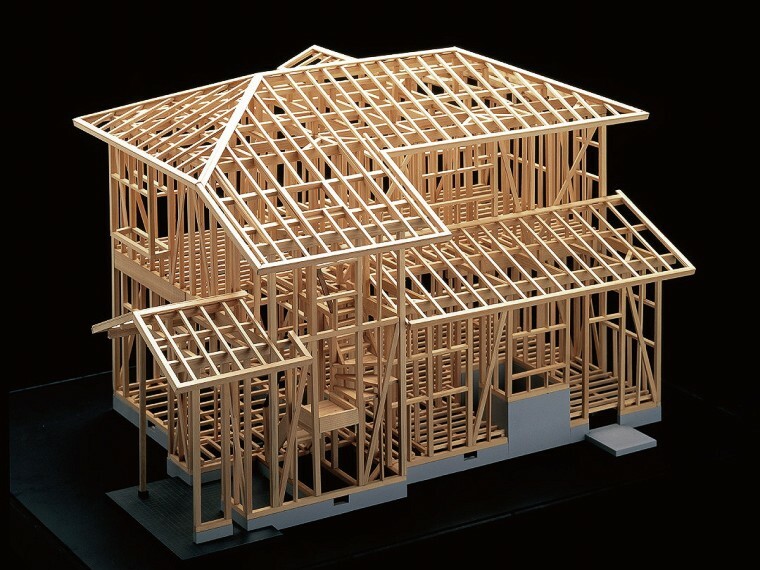 構造・工法・仕様 日本の伝統工法である木造軸組工法をベースに、2×4工法の利点を融合させた進化した木造軸組工法。木造軸組工法が持つ堅牢さに2×4工法の面構造をプラスすることで、地震や台風による外力を受け止め分散する画期的な工法です。この工法は、グランディハウスの分譲住宅のすべての建物に採用されています。