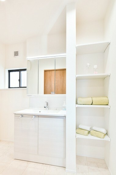 ゆとりの広さの洗面室。鏡裏収納付3面鏡型の独立洗面化粧台は、広めで使いやすくお手入れもラクラク。（2号棟）