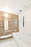 浴室 清潔感あるホワイトを基調とした空間に、木目調のダークブラウンの壁面をアクセントに。温かみが感じられ、ほっとできる色合いは、のんびりくつろぐ浴室にぴったりです。（2号棟）