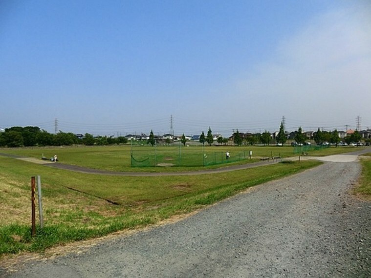 公園 吉川運動公園（2560m）吉川市内でも新しい町並みとして知られる「きよみ野」エリアの一画を占める、「吉川運動公園」。1万9,200平方メートルの広さを誇る公園である。