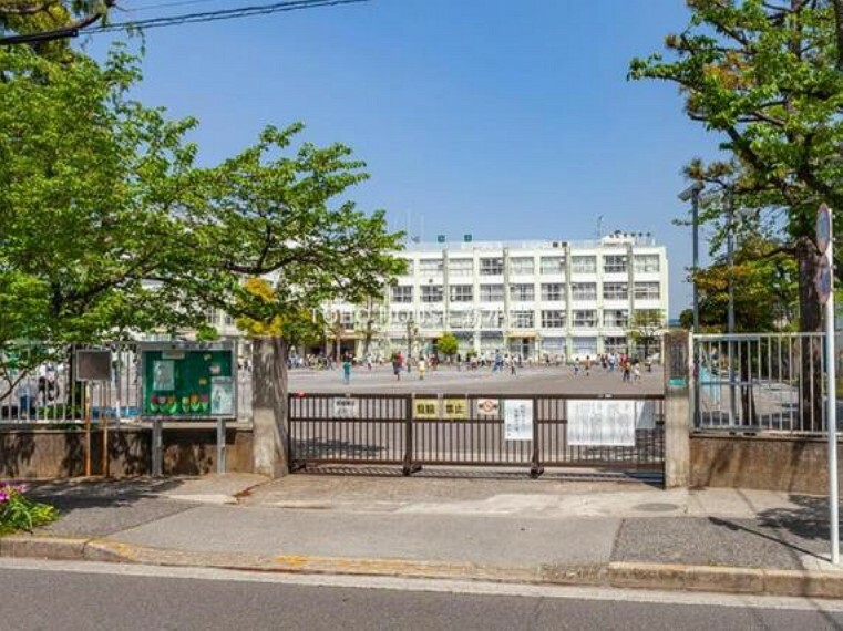 小学校 江戸川区立篠崎第四小学校まで約1000m。教育目標「よく考え、つくり出す子　みんなと、ともにのびる子　たくましく　生きる子」となります。