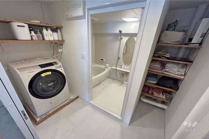 脱衣場 【洗面室】広々としたスペースを確保できています。タオルなどや洗剤などを収納する棚がございます。