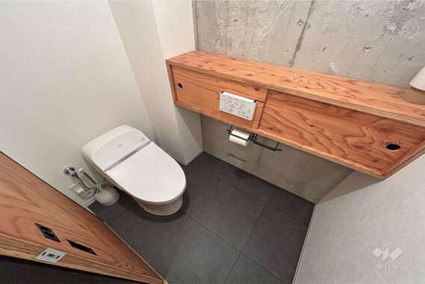 トイレ 【トイレ】ウォシュレット付き。上部には吊戸棚もございますので消耗品のストックを隠して収納することができます。