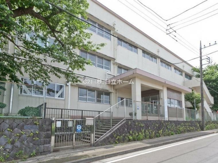 小学校 横浜市立高田小学校 小学校の周りも開けており、保護者はいつでも見に行けるなどの配慮もあります。