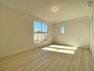 寝室 8.7帖洋室　バルコニーへ出られる大きな窓からは陽射しが注ぎ込み快適な空間を実現