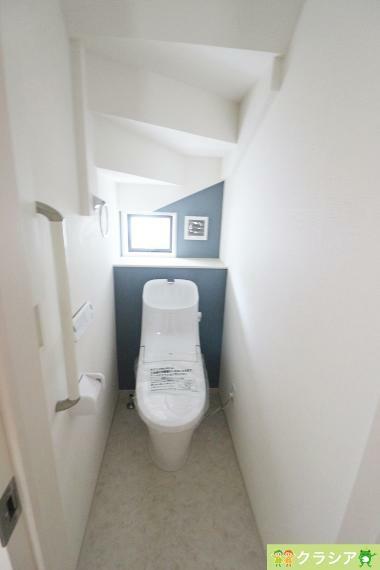 トイレ 1階トイレです。壁には手すりが付いており、足腰が悪い方やご年配の方にも利用しやすく嬉しいですね（2023年7月撮影）