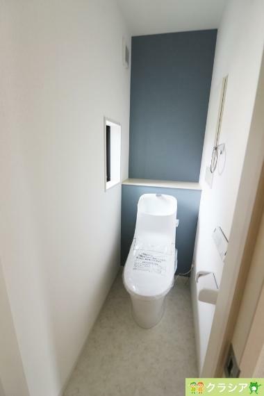 トイレ アクセントクロスがおしゃれな2階トイレです。（2023年7月撮影）