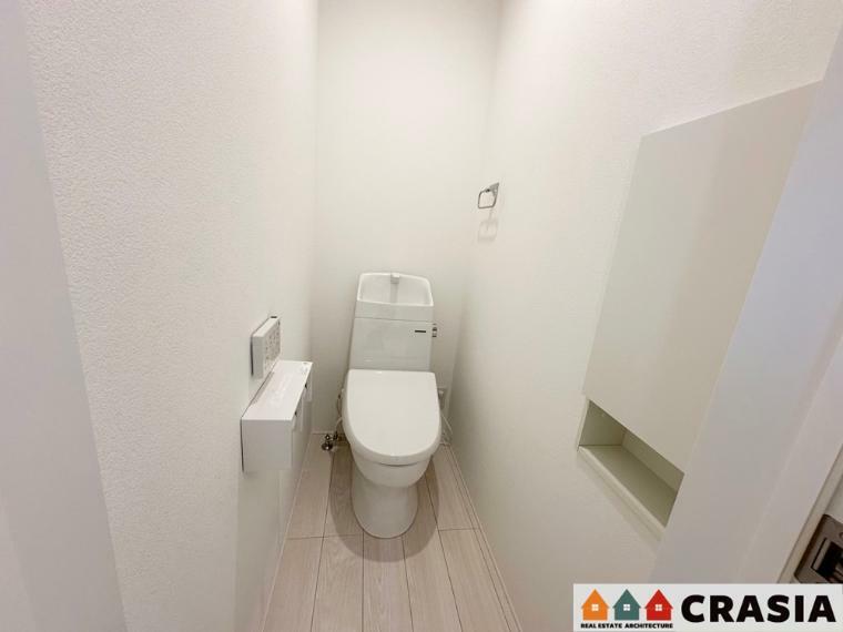 トイレ 2階トイレです。壁には収納スペースがあり、トイレットペーパーや芳香剤などを置くのに便利ですね。また、トイレ内にはタオル掛けがございます（2023年10月撮影）