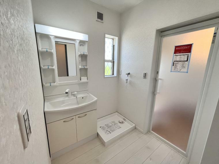 洗面所・脱衣場写真です。白を基調とした、清潔感のある仕上がりになっています