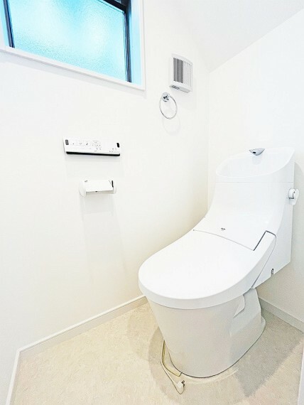 トイレ 忙しい朝の時間帯に嬉しい1F・2Fトイレ設置。フチレス形状でお掃除ラクラク。
