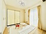 居間・リビング 全ての窓にLOW-Eガラスを標準装備しており、優れた断熱性で四季を通して快適な空間を保ちます。