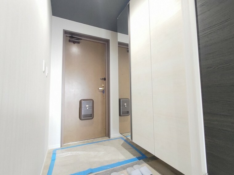 玄関 姿見設置済みの下駄箱が便利な玄関スペース。