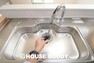 発電・温水設備 ヘッドはシャワーや浄水・原水に切り替え可能でノズルが延びるビルトイン式浄水器水栓を採用。