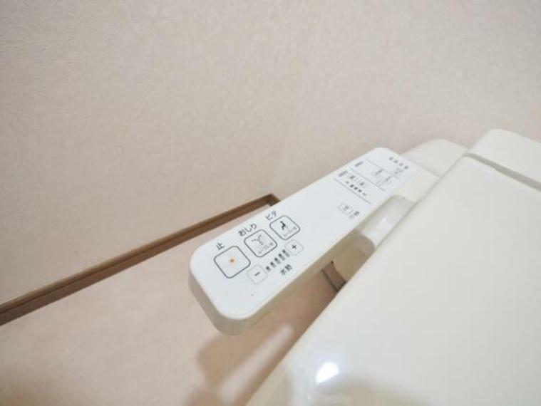 日本を訪れた外国の方で「使ってみて驚いた」と仰る方の多い、シャワートイレ。おしりを優しく洗ってくれるだけではなく、パワー脱臭機能なども備え、快適な空間を創出する機能もございます。