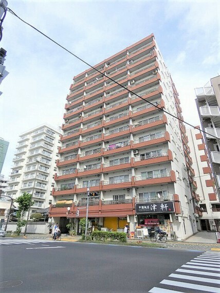 外観写真 都営浅草線「三田」駅徒歩8分、12階建てマンション（2023年7月撮影）