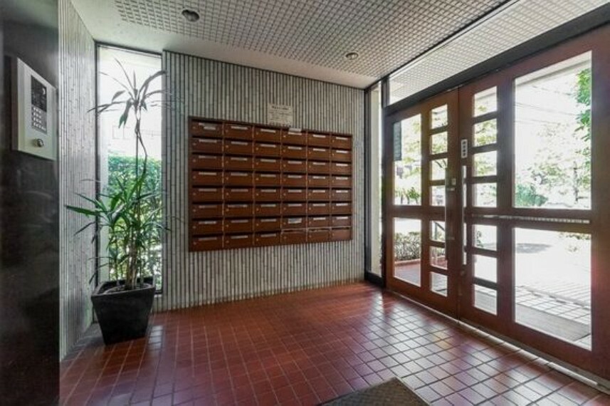 エントランスホール 高級感が有る、木製の玄関ポスト　オートロックも有りセキュリティが充実しております。