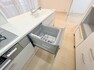 キッチン 《システムキッチン》　■ビルトインタイプの食洗機。食器を一度にまとめて洗えてとても便利です。