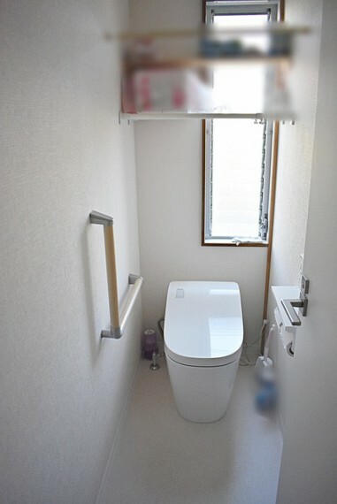1階のトイレは窓があり自然の風や日差しで気持ちの良い開放感のあるタンクレストイレ！