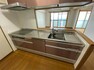 キッチン 作業スペースも広く、上下にたっぷり収納のあるキッチン