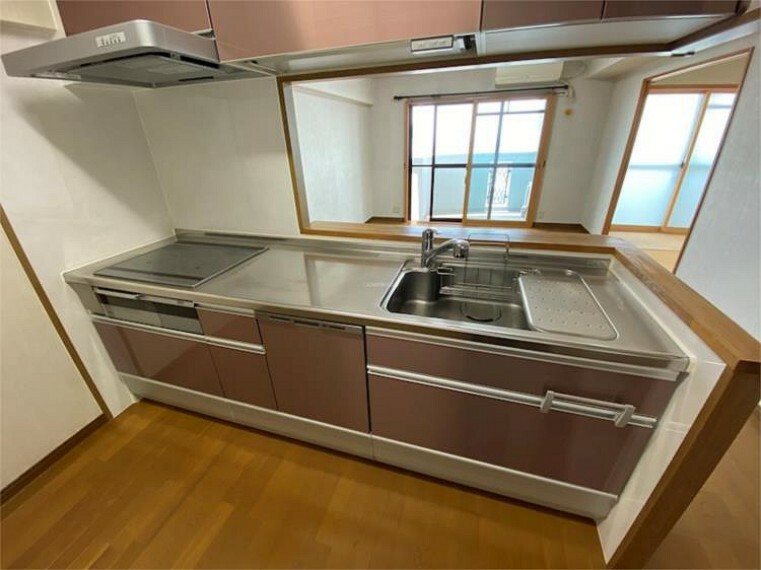 キッチン 作業スペースも広く、上下にたっぷり収納のあるキッチン