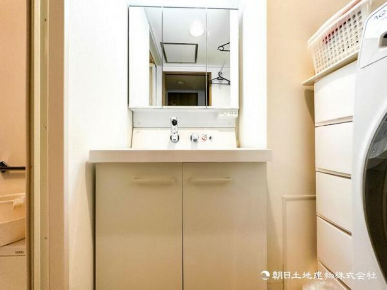 洗面化粧台 三面鏡裏には便利な収納があり、散らかりがちな洗面所もスッキリ