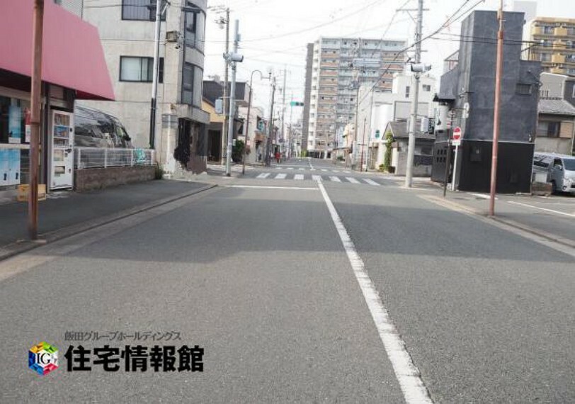 現況写真 前面道路も広く、開放感がございます。