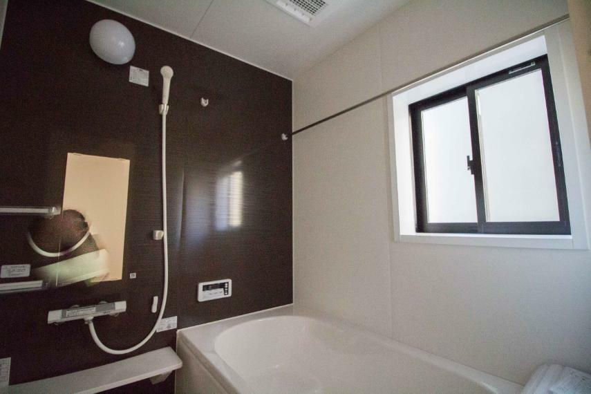 浴室 明るい作りの浴室は心も体もリフレッシュさせてくれます。窓もあるので湿気を外へ逃がすことも出来ます。