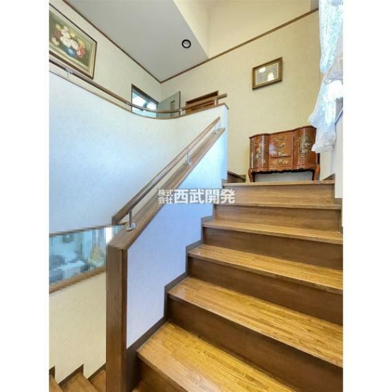 専用部・室内写真 【階段】幅が広い階段は大きな荷物を持っても上り下りしやすそうです！設計者の気遣いが感じられる部分です。